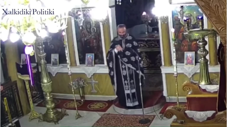 Ο ιερέας στη Χαλκιδική δεν απαγορεύει την είσοδο σε όσους φορούν μάσκα